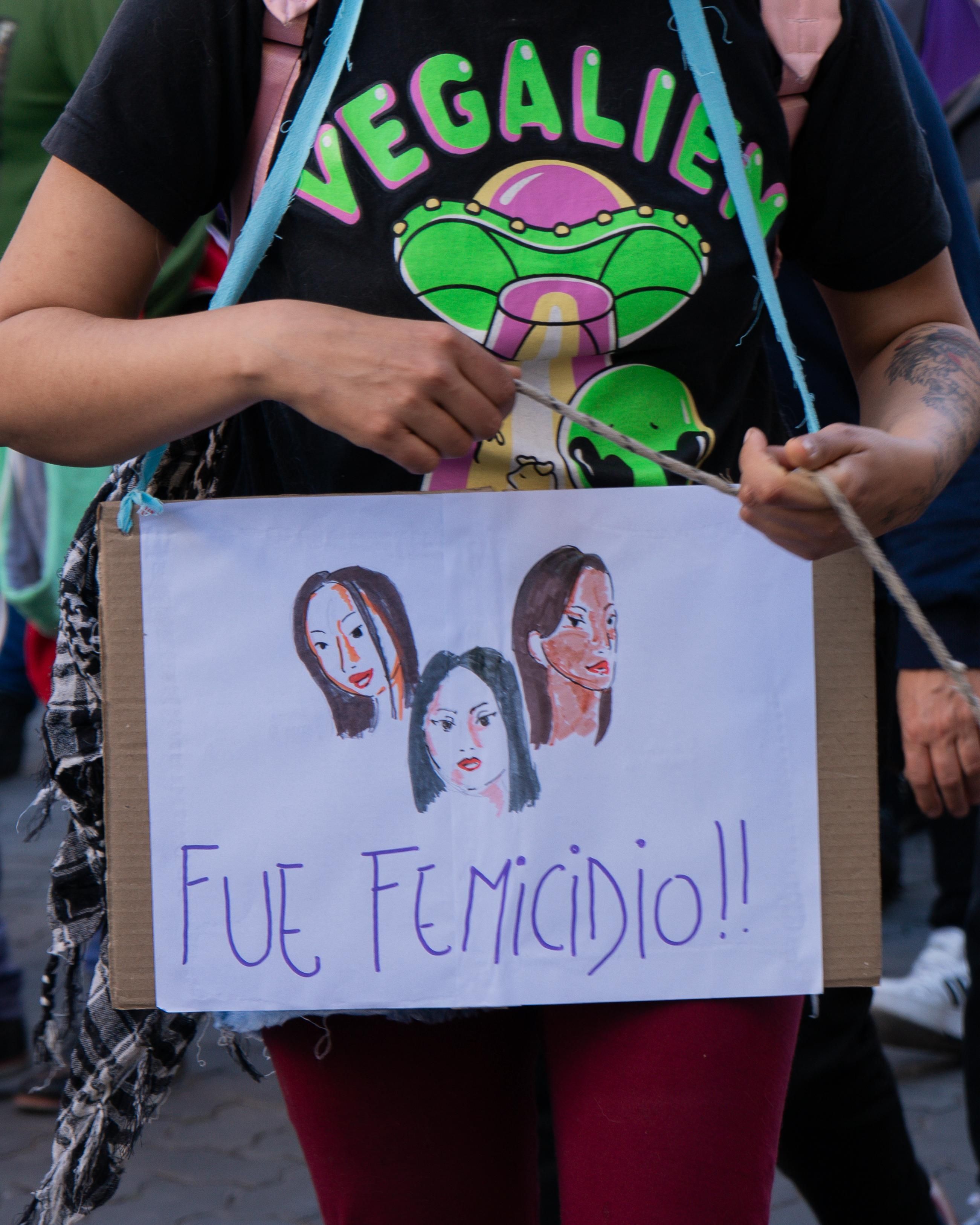 Integrantes de Activá marchando con pancartas