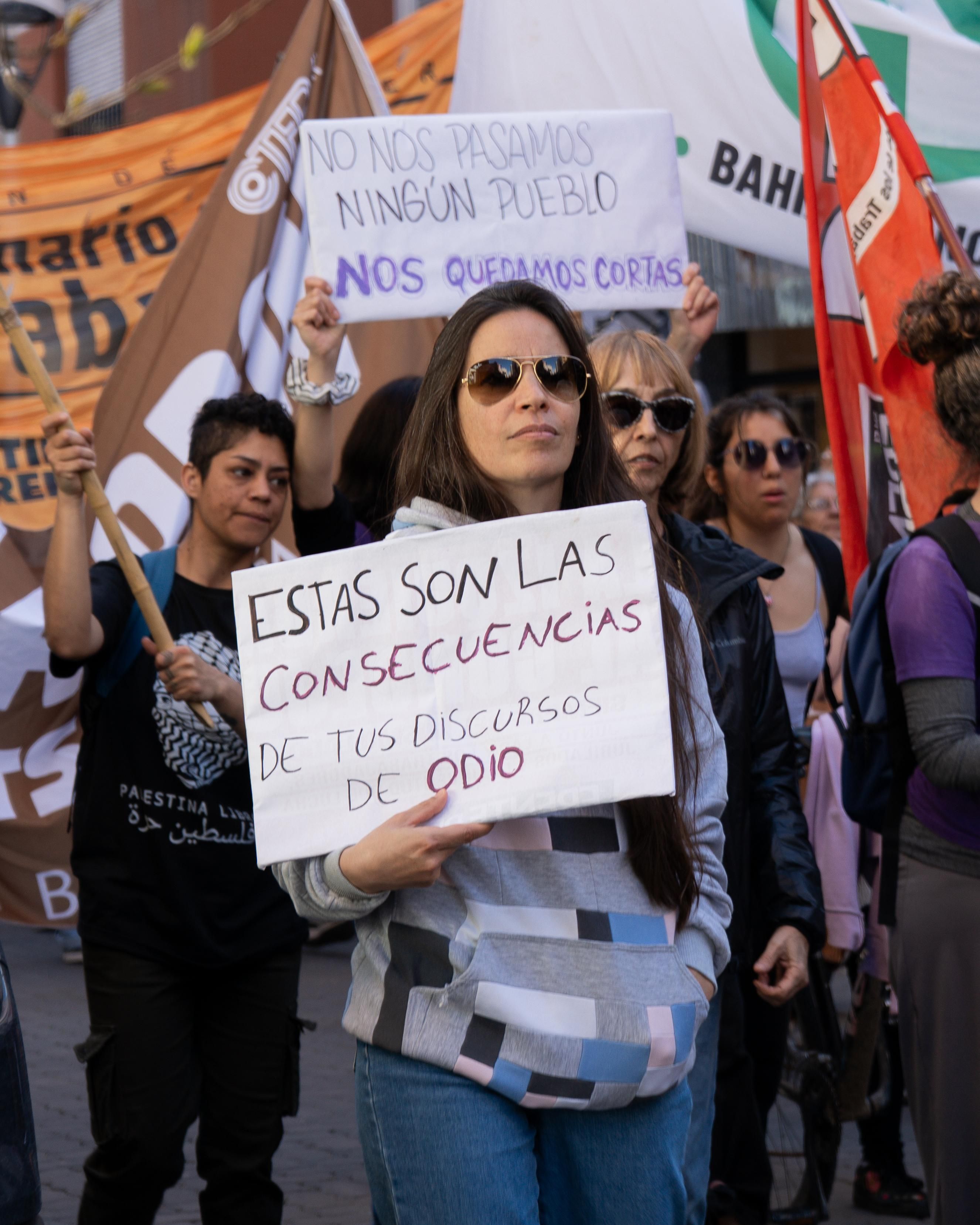 Carteles y banderas en la marcha por el triple femicidio