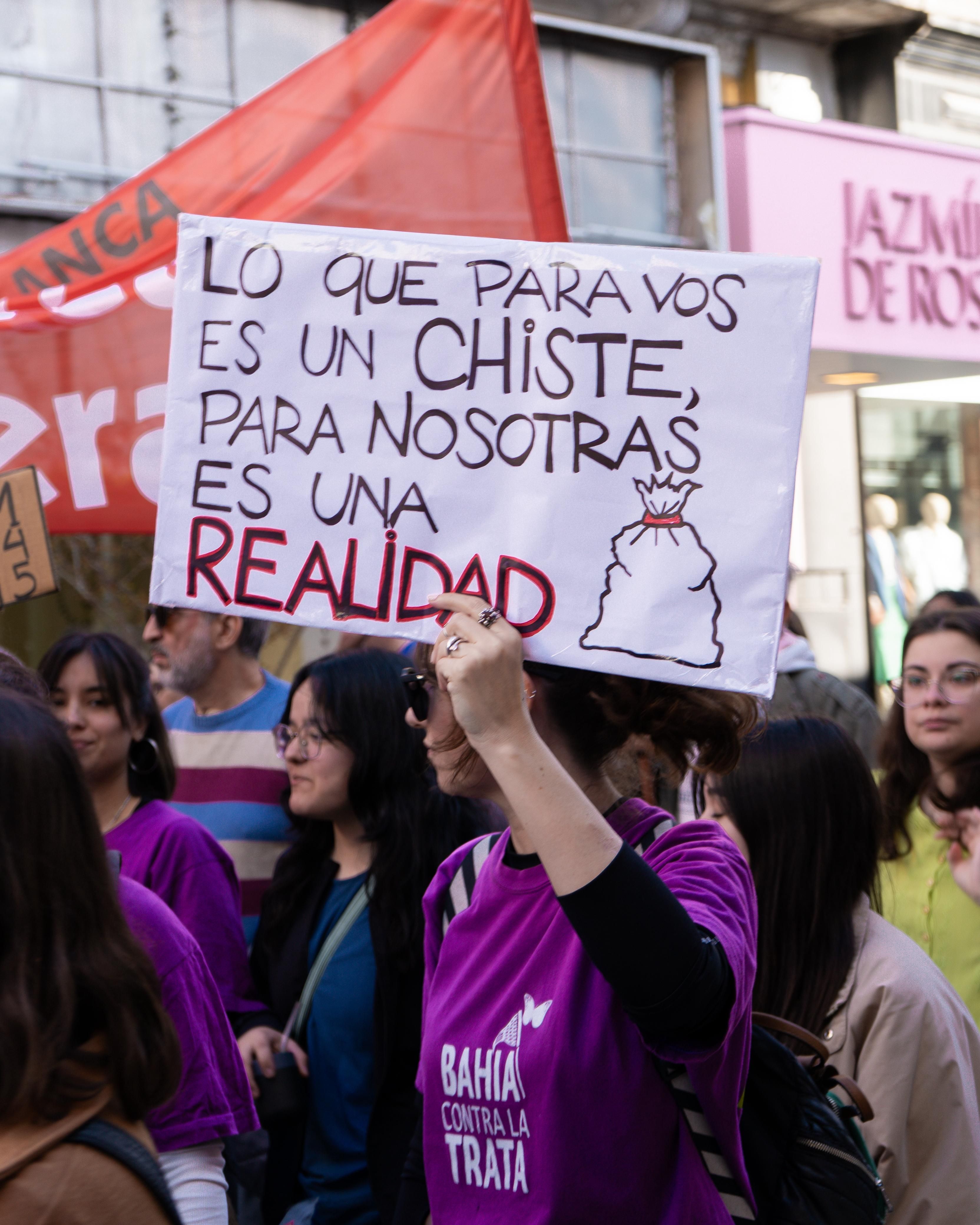 Participantes de la movilización abrazándose